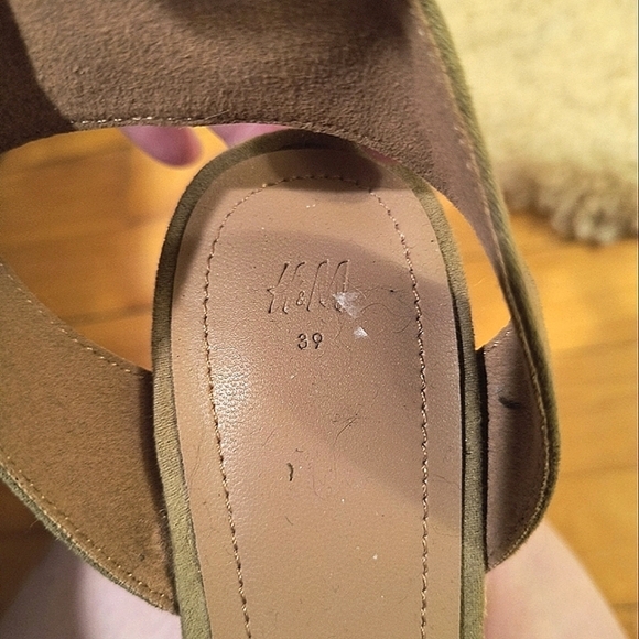 Size 39 H&M women sandals shoes. Color green/kaki. Great condition. - Picture 3 of 6